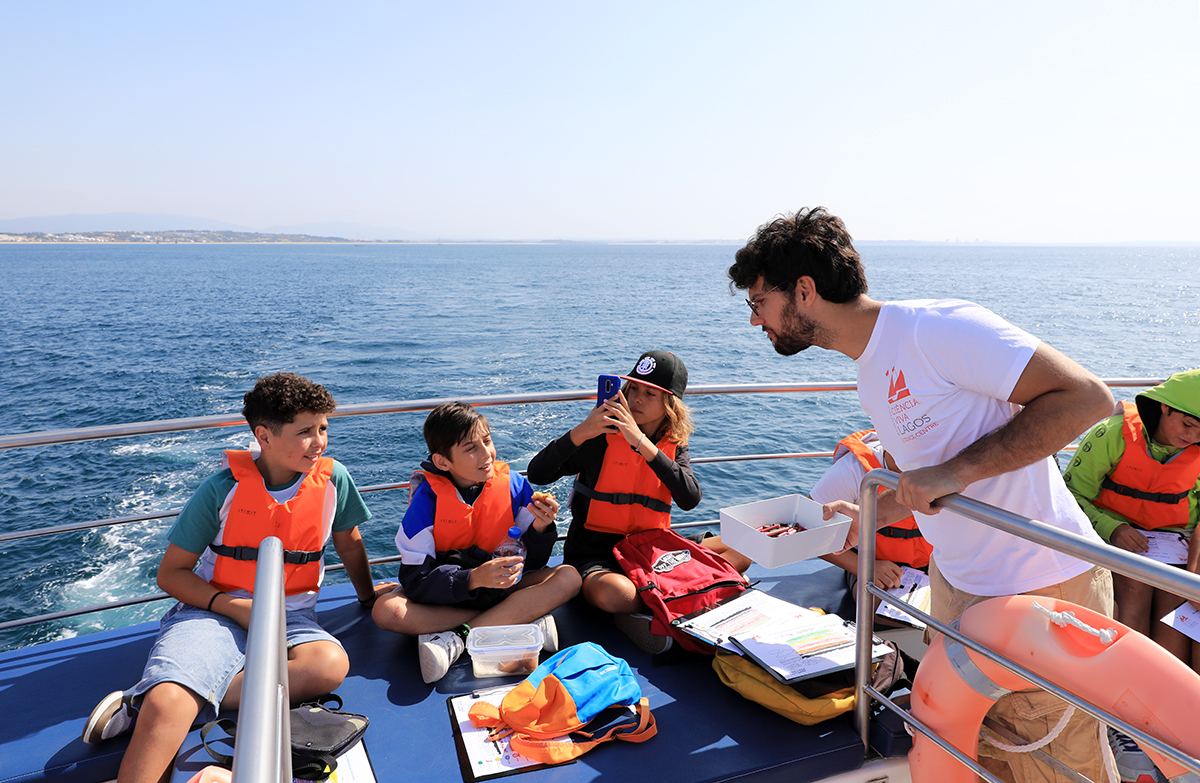 Sul Informação - Alunos de Lagos saíram ao mar para aprender mais sobre rochas