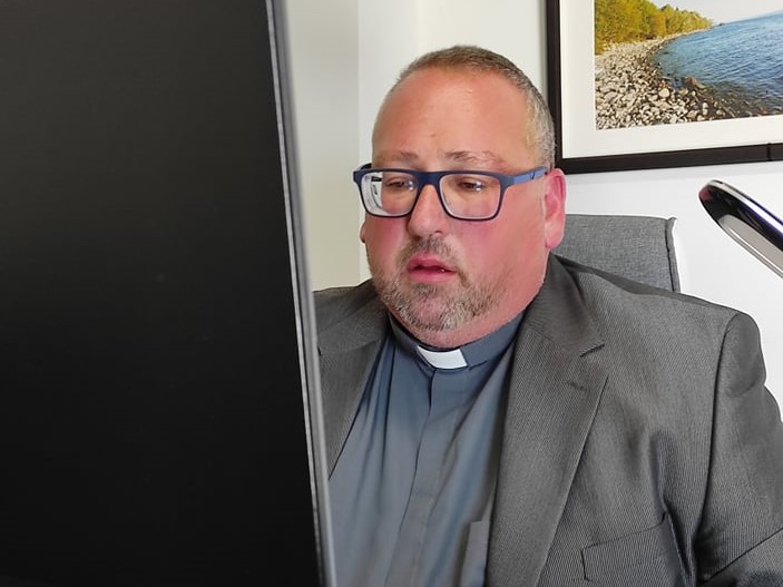 Sul Informação - Padre algarvio reúne-se com cardeal responsável pelo Serviço do Desenvolvimento Humano Integral do Vaticano