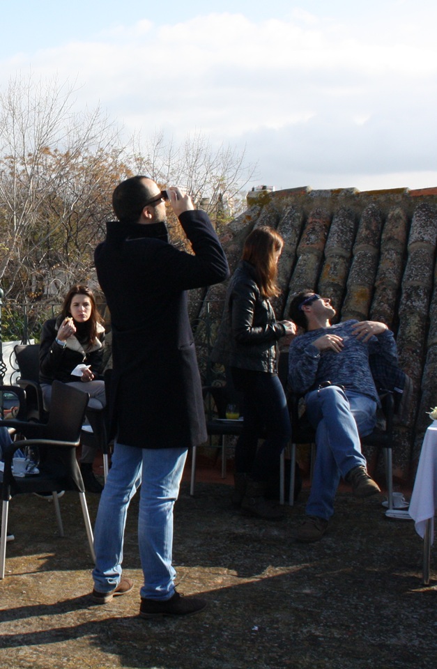 Sul Informação - FOTOGALERIA: Janela de céu limpo pôs algarvios a olhar para o céu para ver eclipse