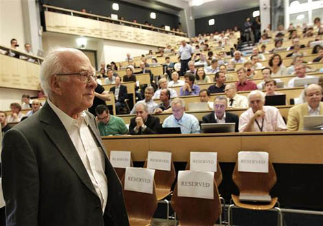 Peter Higgs a entrar na sala de conferência no CERN, em Geneva, no dia 4 de julho Sul Informação