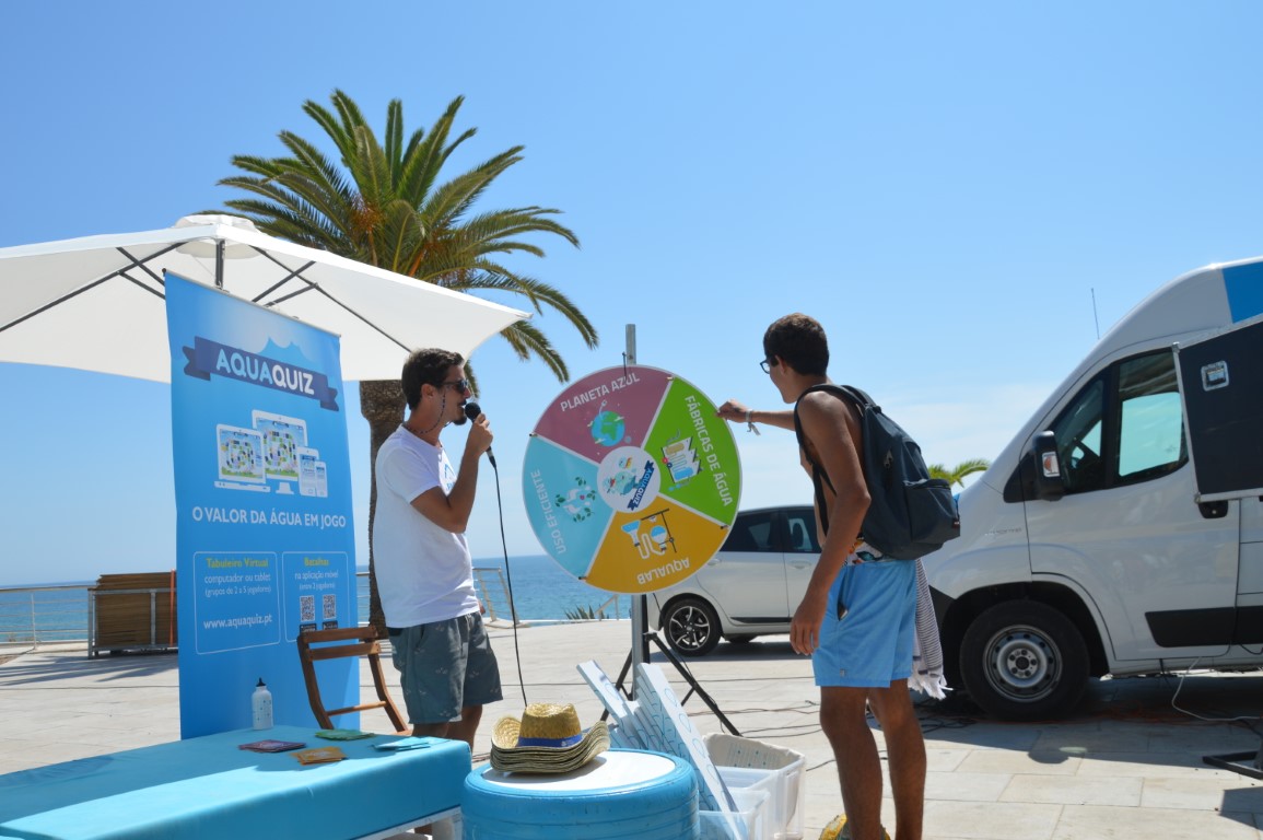 Sul Informação - Pelas praias do Algarve, a mostrar porque se deve usar água «com um pingo de consciência»