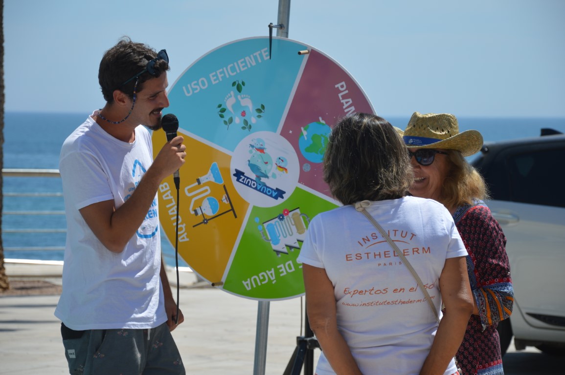 Sul Informação - Pelas praias do Algarve, a mostrar porque se deve usar água «com um pingo de consciência»