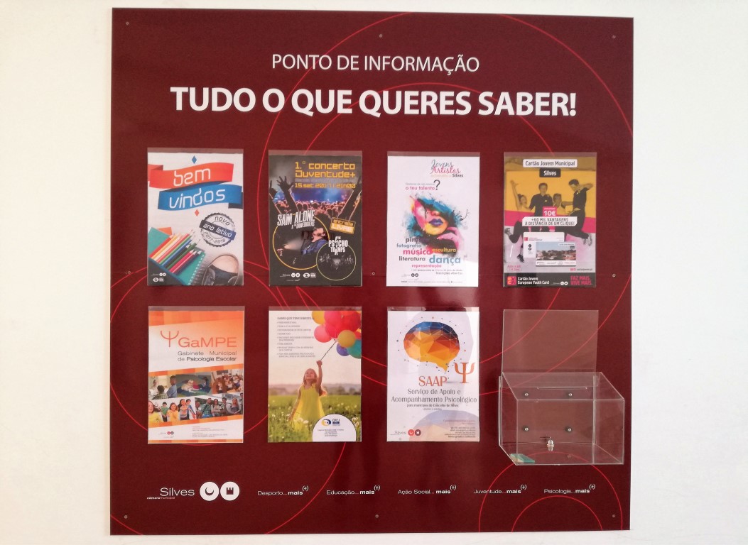 Sul Informação - Escolas de Silves passaram a ter placards informativos sobre a atividade da Câmara
