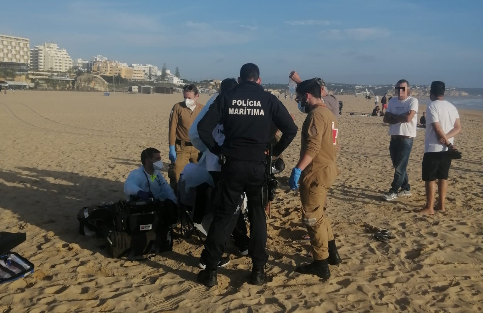 Sul Informação - Mulher de 60 anos que se sentiu mal na Praia da Rocha levada «em estado estável» para o hospital
