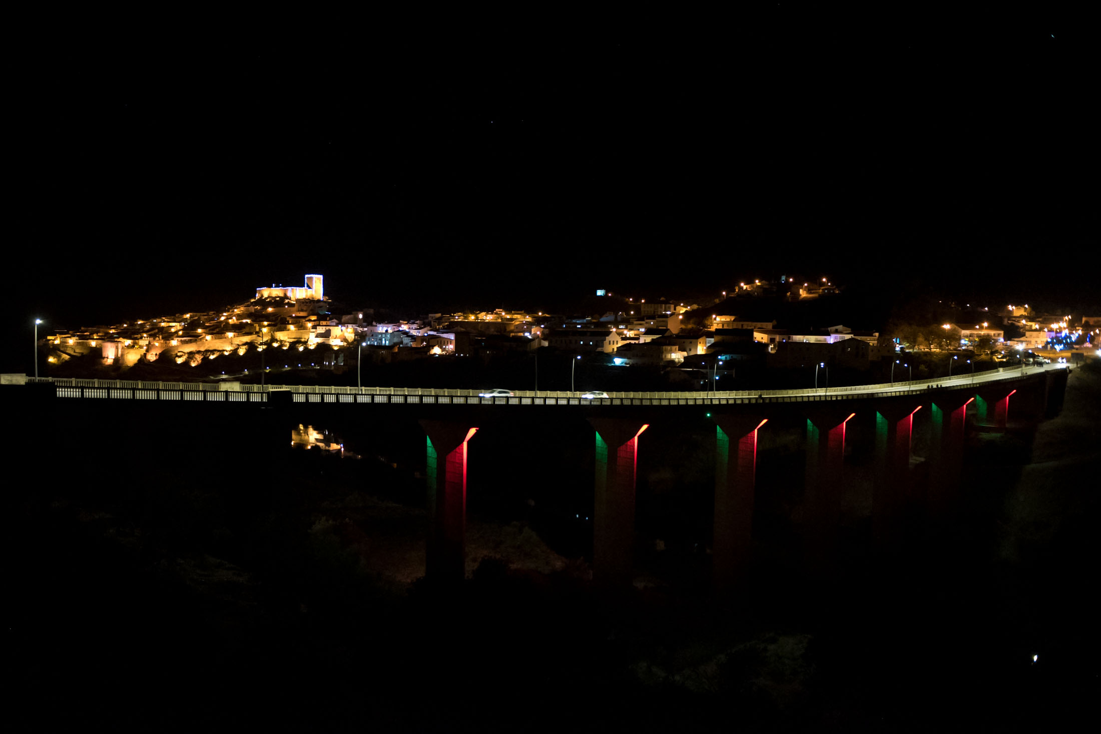Sul Informação - Mértola: Ponte sobre o Guadiana com luz azul chama atenção para o autismo