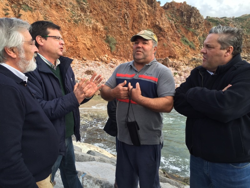 Sul Informação - Polis, Câmara de Aljezur e pescadores visitam obras do Portinho do Forno da Carrapateira