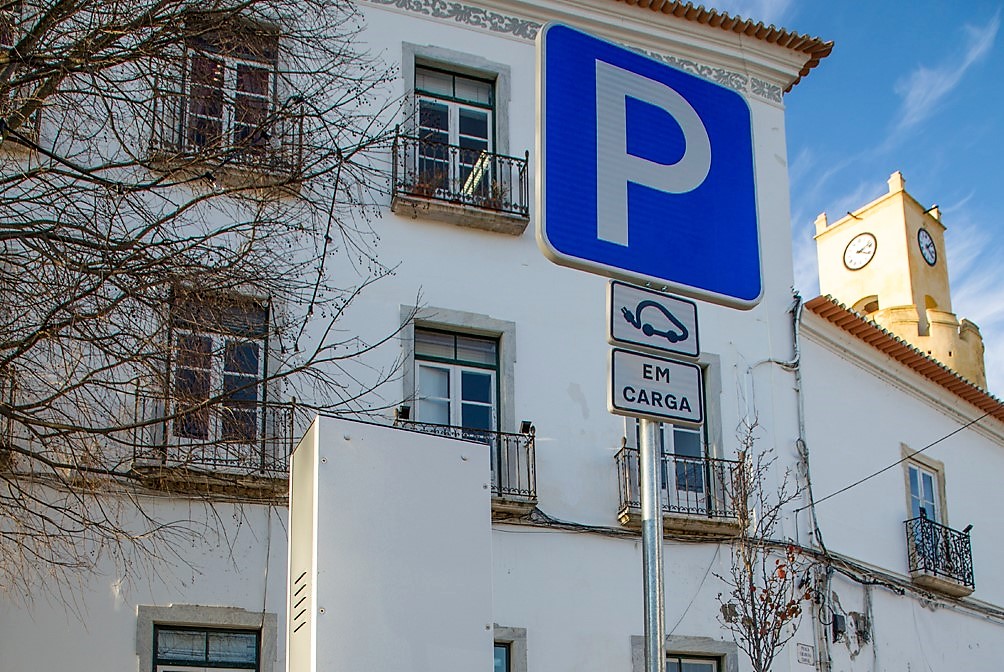 Sul Informação - Moura tem novo posto de carregamento para veículos elétricos