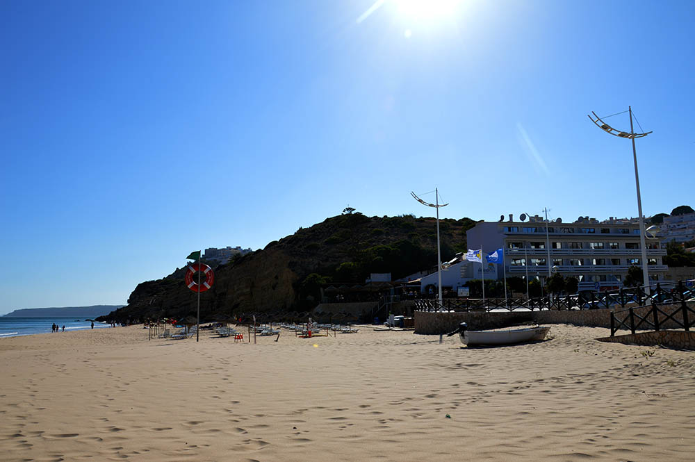 Sul Informação - Turista espanhol que subiu arriba da Praia da Salema resgatado pelos bombeiros