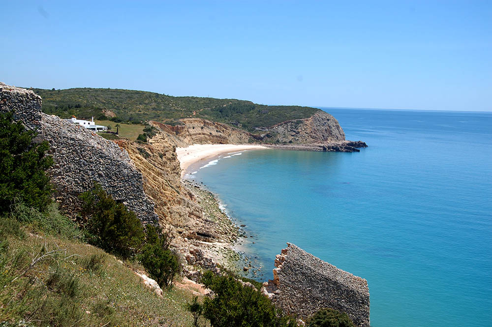Sul Informação - Derramamento de crude interdita banhos em duas praias de Vila do Bispo