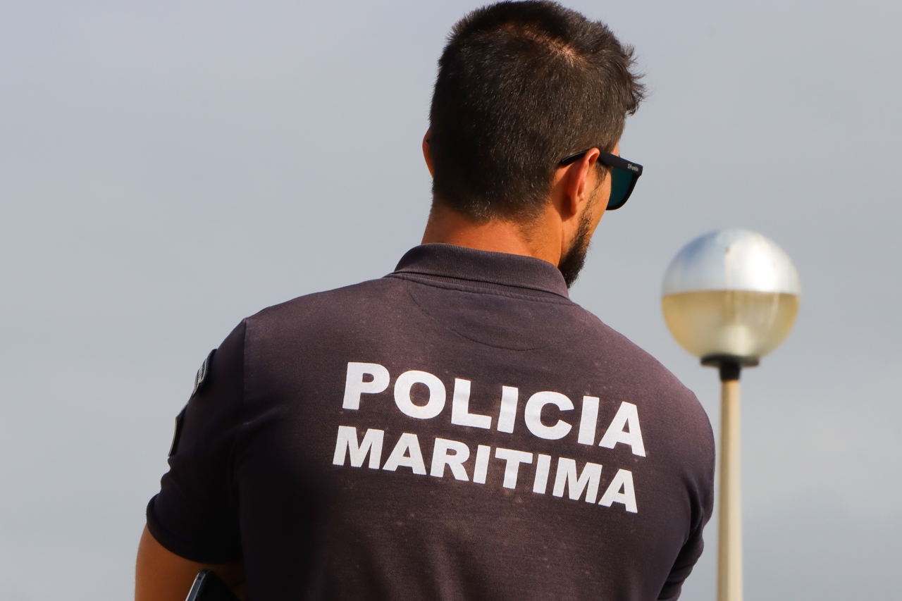Sul Informação - Polícia Marítima termina festa com 40 jovens na Praia de Faro
