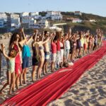 Sul Informação - Pessoas de 40 países formaram mensagem humana gigante na praia de Odeceixe contra exploração de petróleo