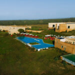 Sul Informação - Praia do Canal Nature Resort, em Aljezur, nomeado para prémio de arquitetura Mies van der Rohe
