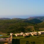 Sul Informação - Praia do Canal Nature Resort, em Aljezur, nomeado para prémio de arquitetura Mies van der Rohe