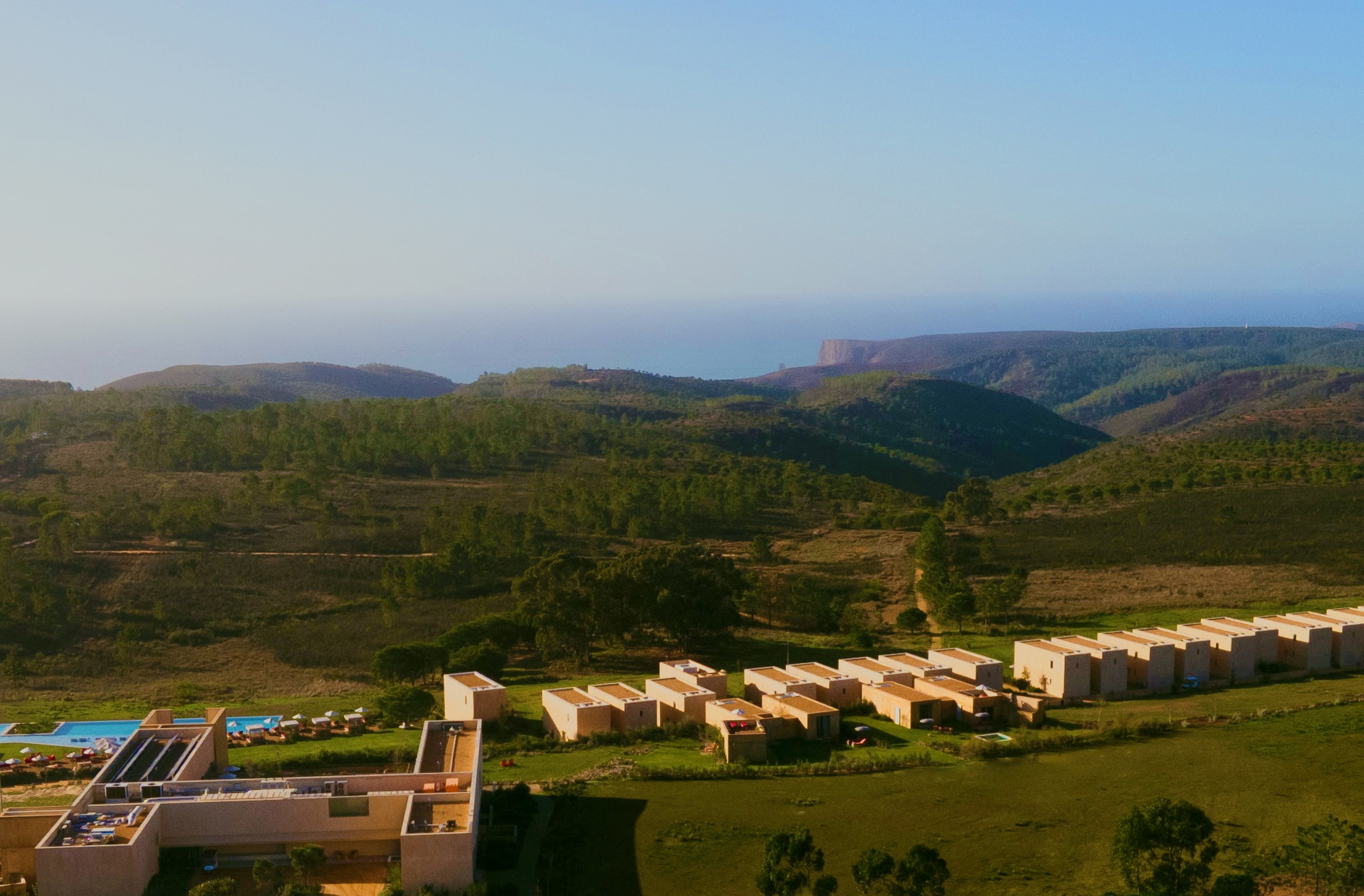 Sul Informação - Praia do Canal Nature Resort, em Aljezur, nomeado para prémio de arquitetura Mies van der Rohe
