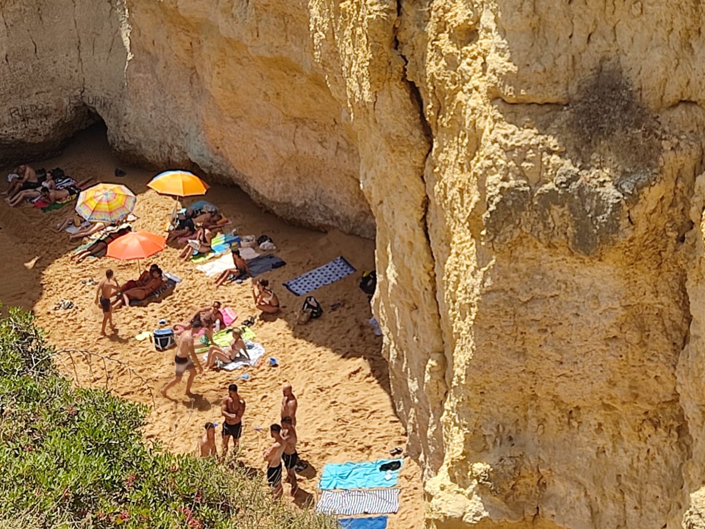 Sul Informação - Albufeira: Praia do Ninho das Andorinhas evacuada devido a risco de derrocada
