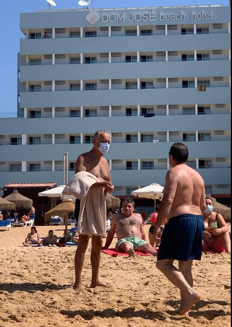 Sul Informação - Marcelo Rebelo de Sousa aproveitou visita de trabalho para ir a banhos na praia de Quarteira