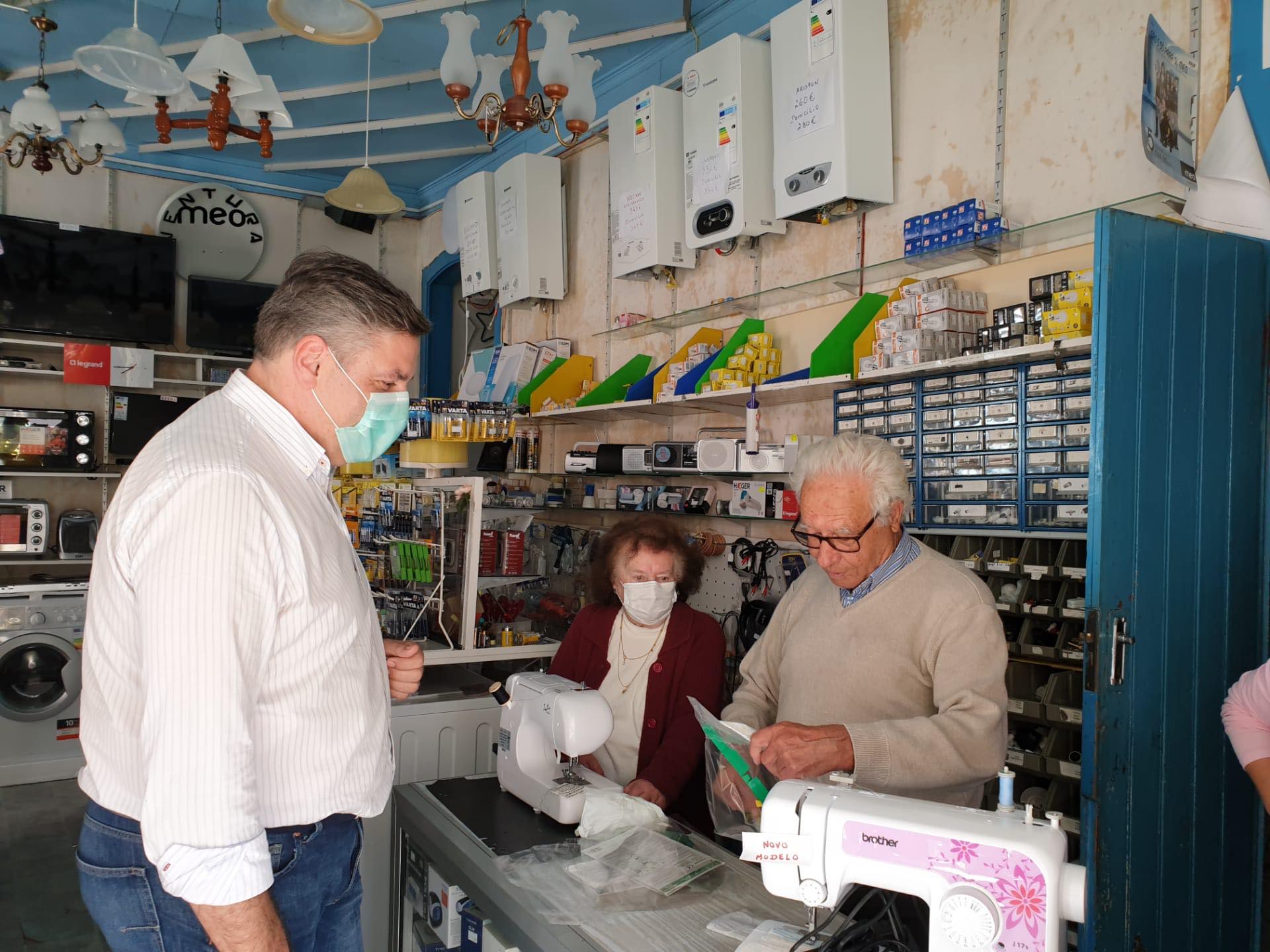 Sul Informação - Câmara Municipal entrega viseiras e máscaras comunitárias para “Proteger Monchique”