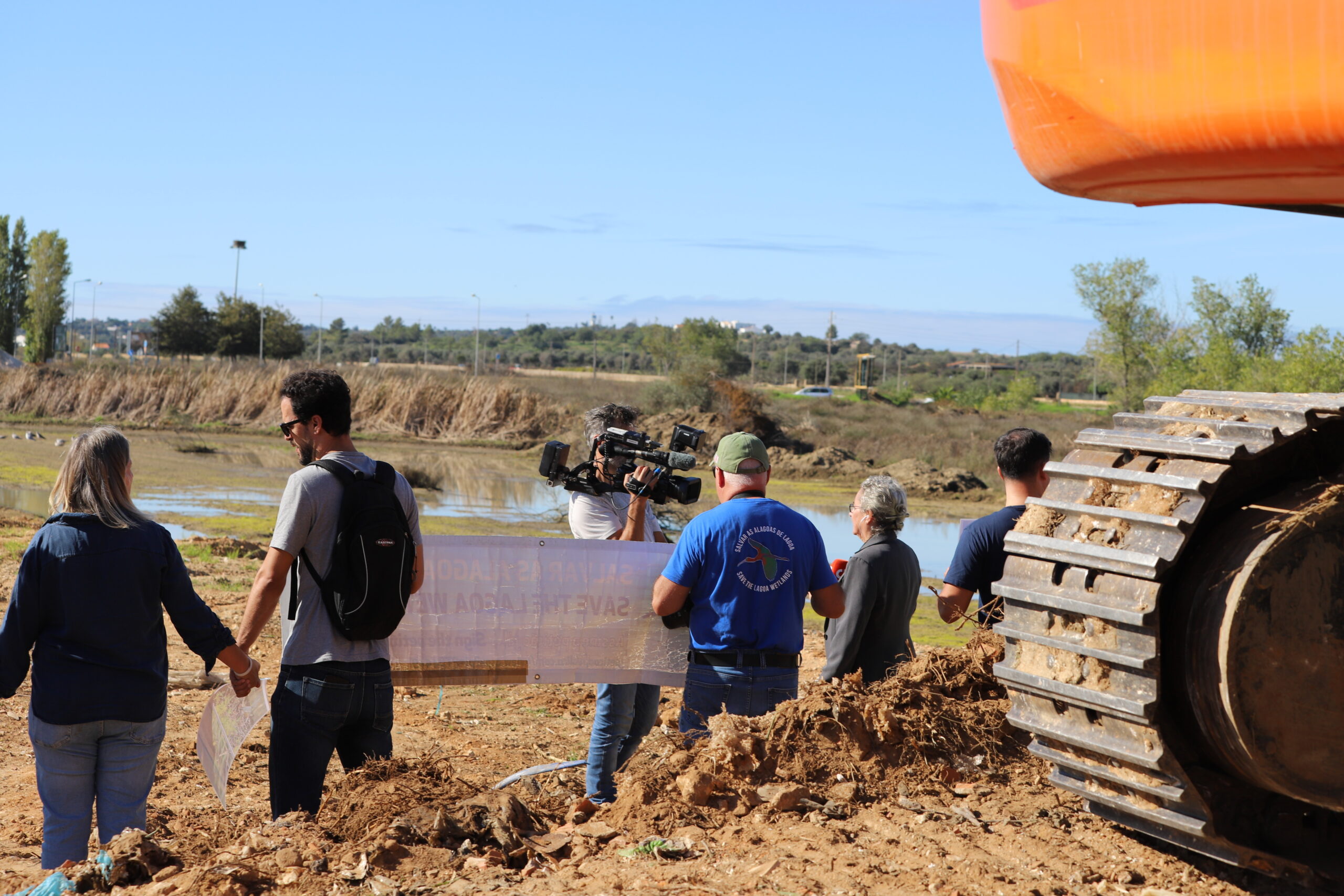 Sul Informação - Cidadãos protestam contra a destruição das Alagoas Brancas frente à Câmara de Lagoa