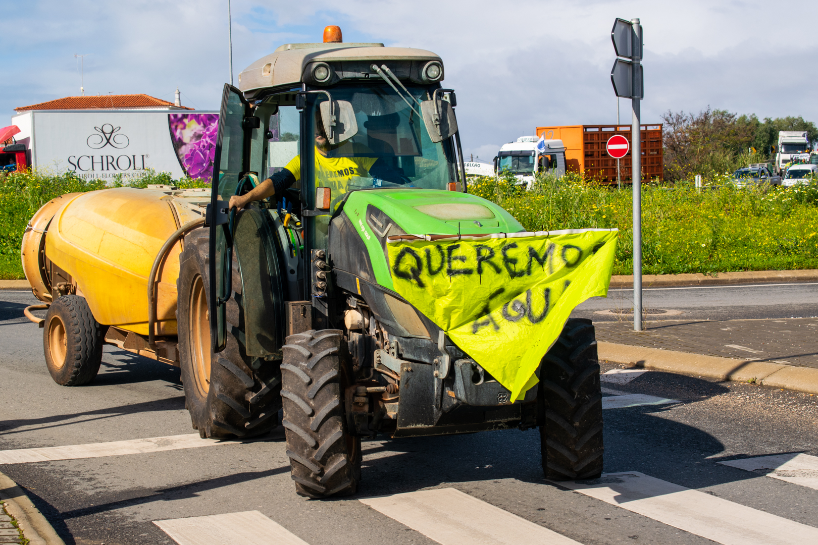 Sul Informação - Contra a «discriminação do Governo» agricultores algarvios marcham na EN125