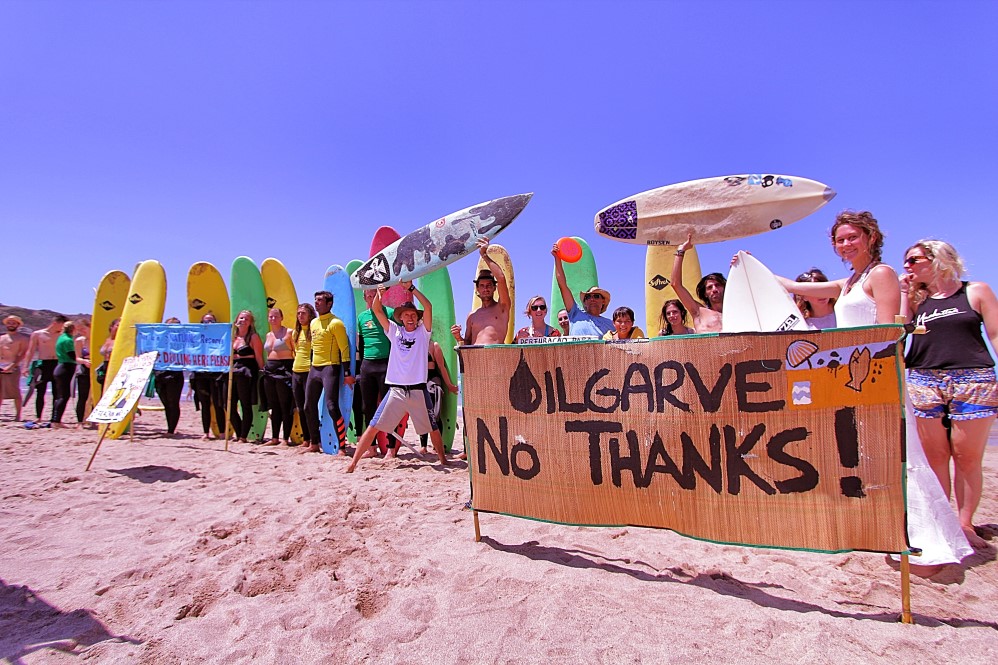 Sul Informação - Manif anti petróleo aproveita vinda de McNamara à Praia do Amado