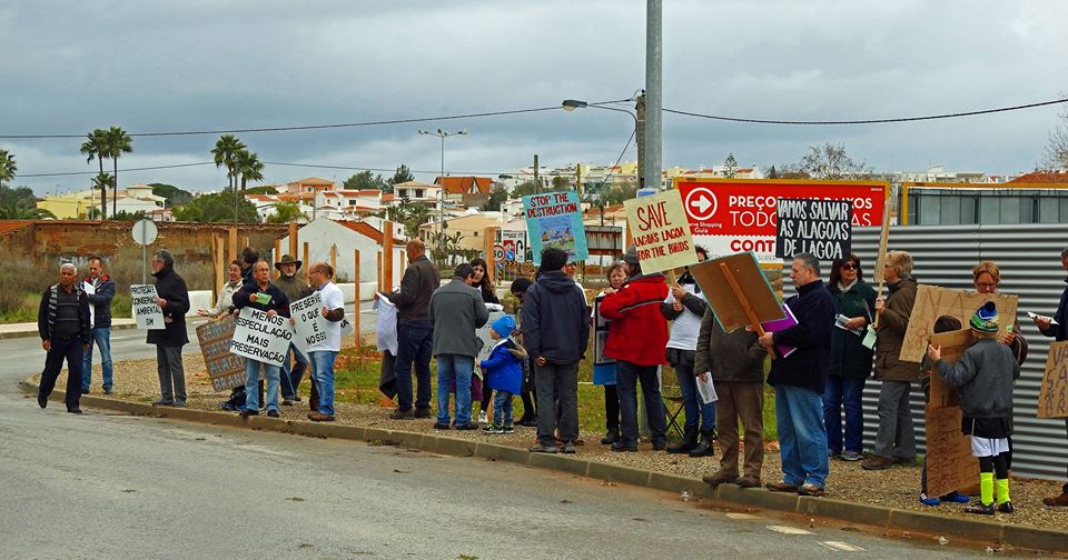 Sul Informação - Nem a chuva desmobilizou protesto contra o aterro de zona húmida em Lagoa