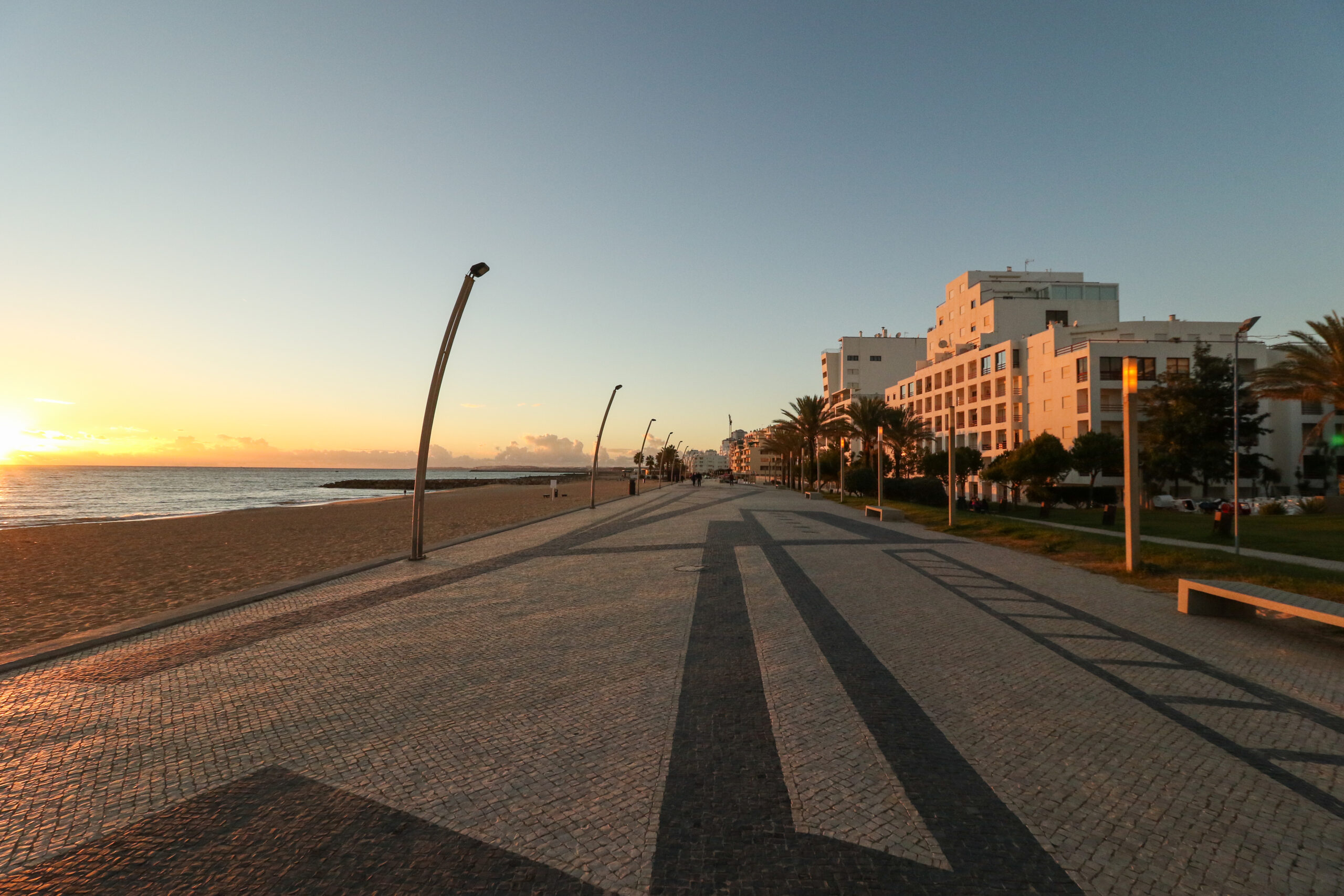 Sul Informação - Esculturas de três artistas algarvios dão vida ao calçadão de Quarteira este Verão