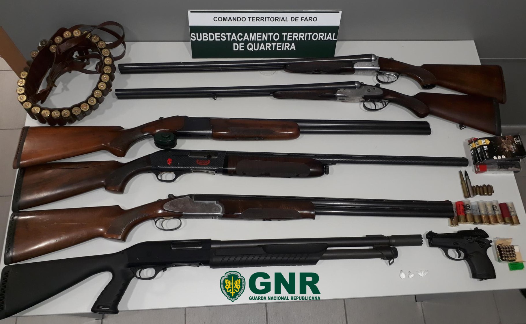 Sul Informação - Homem que ameaçava mulher em frente à filha detido com 7 armas em Quarteira