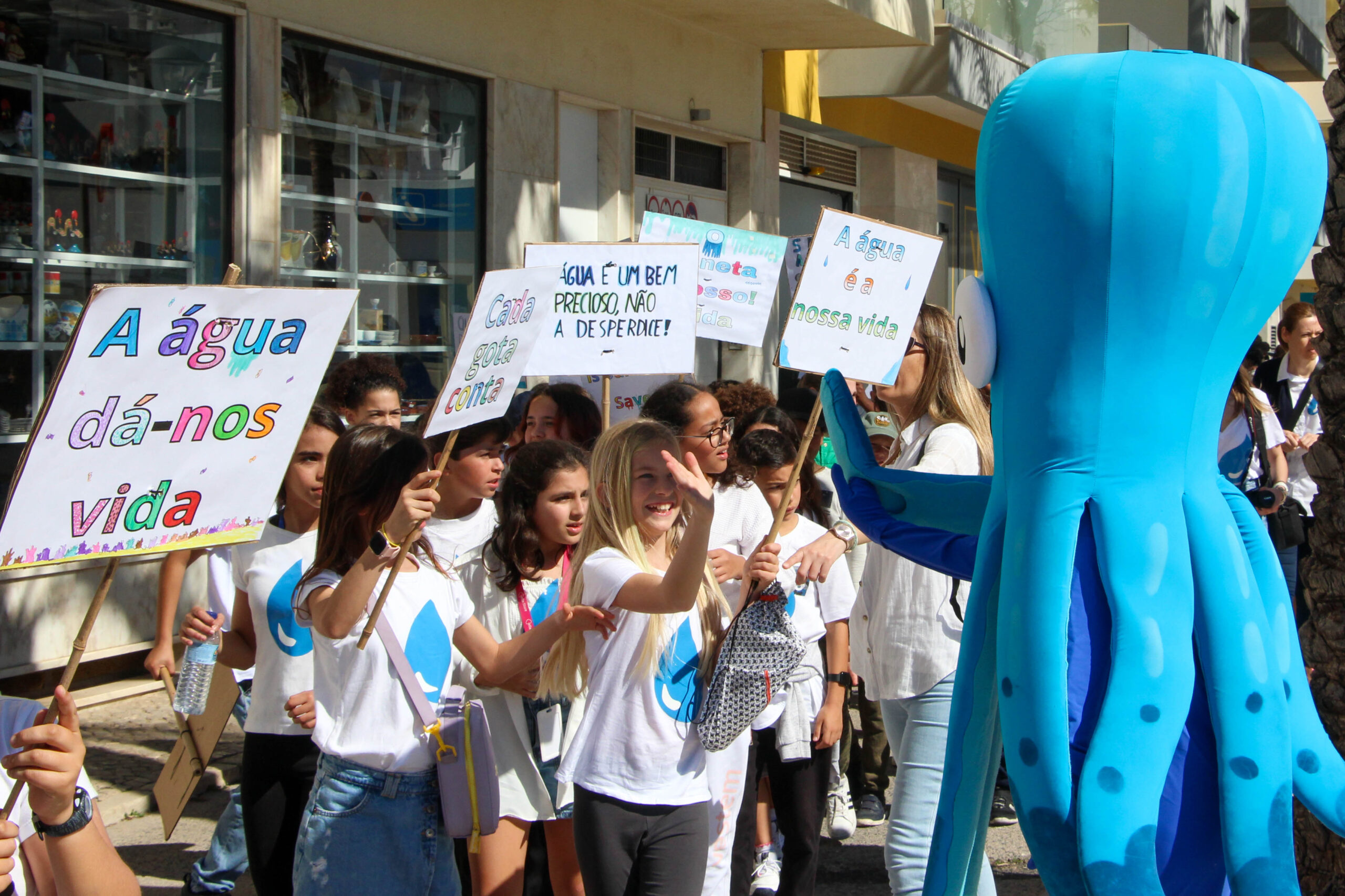 Sul Informação - Alunos de Quarteira marcham pela cidade para mostrar que «a água é vida»