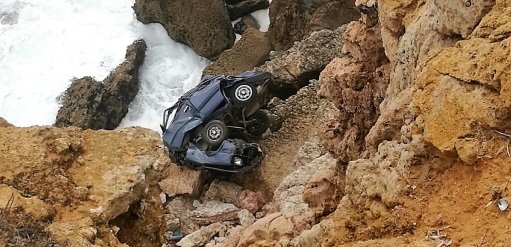 Queda de carro em falésia de Sagres_1