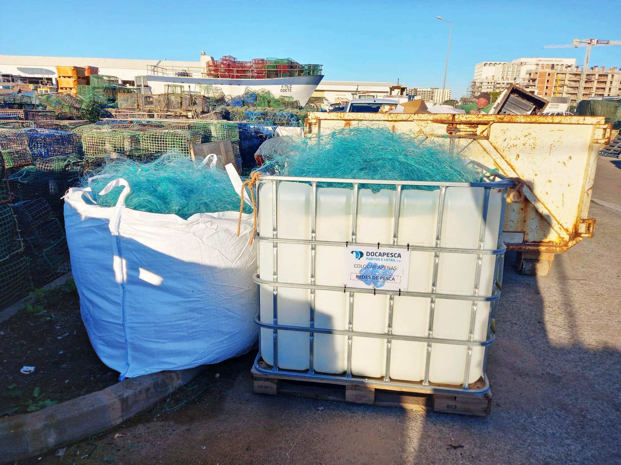 Sul Informação - Nova linha de vestuário e calçado vai surgir reutilizando algas e redes de pesca recolhidas no Algarve