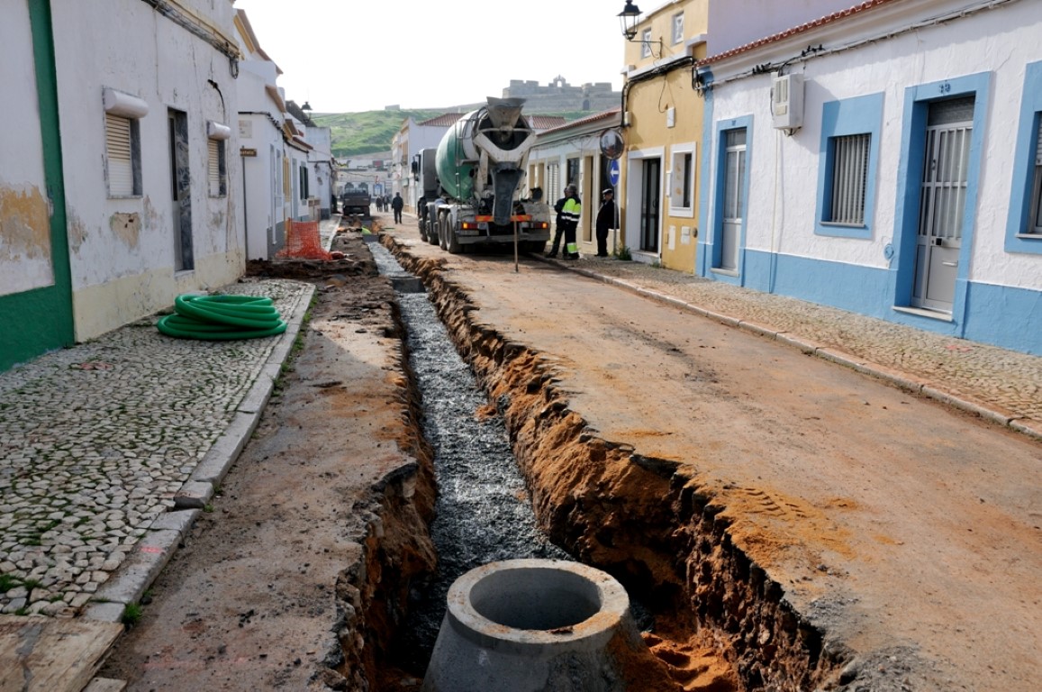 Sul Informação - Rua 25 de Abril de Castro Marim está a ser repavimentada