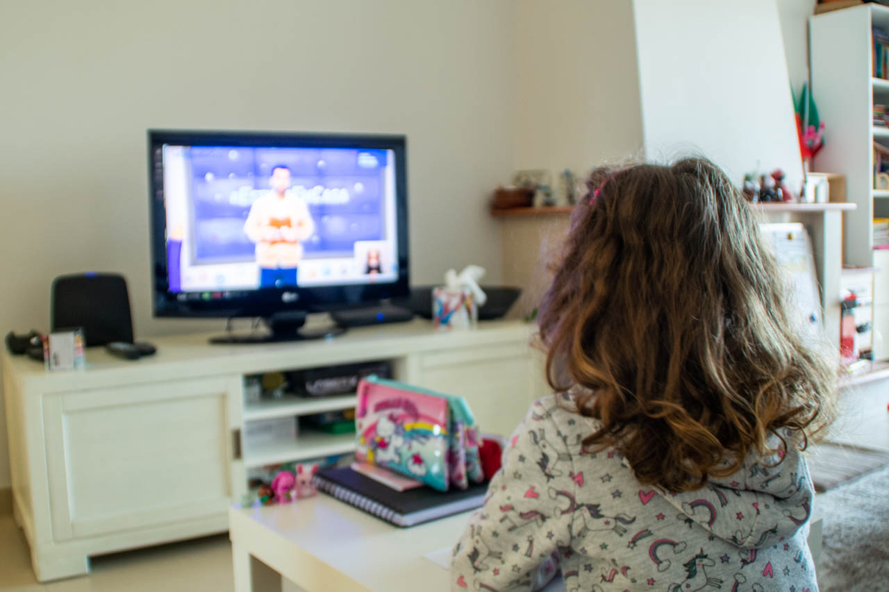 Sul Informação - A sala de estar desta família é agora a escola da mãe e dos filhos