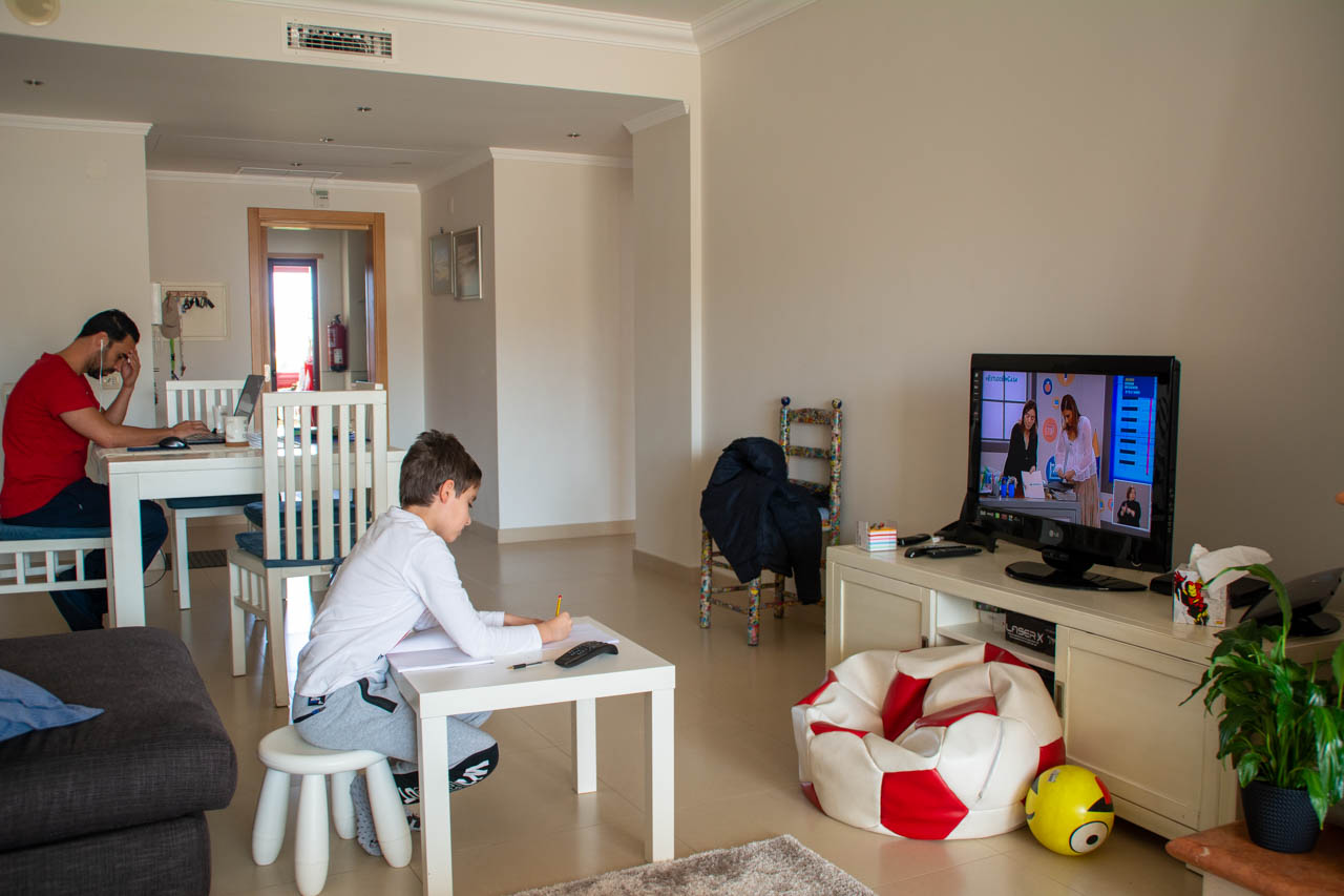 Sul Informação - A sala de estar desta família é agora a escola da mãe e dos filhos