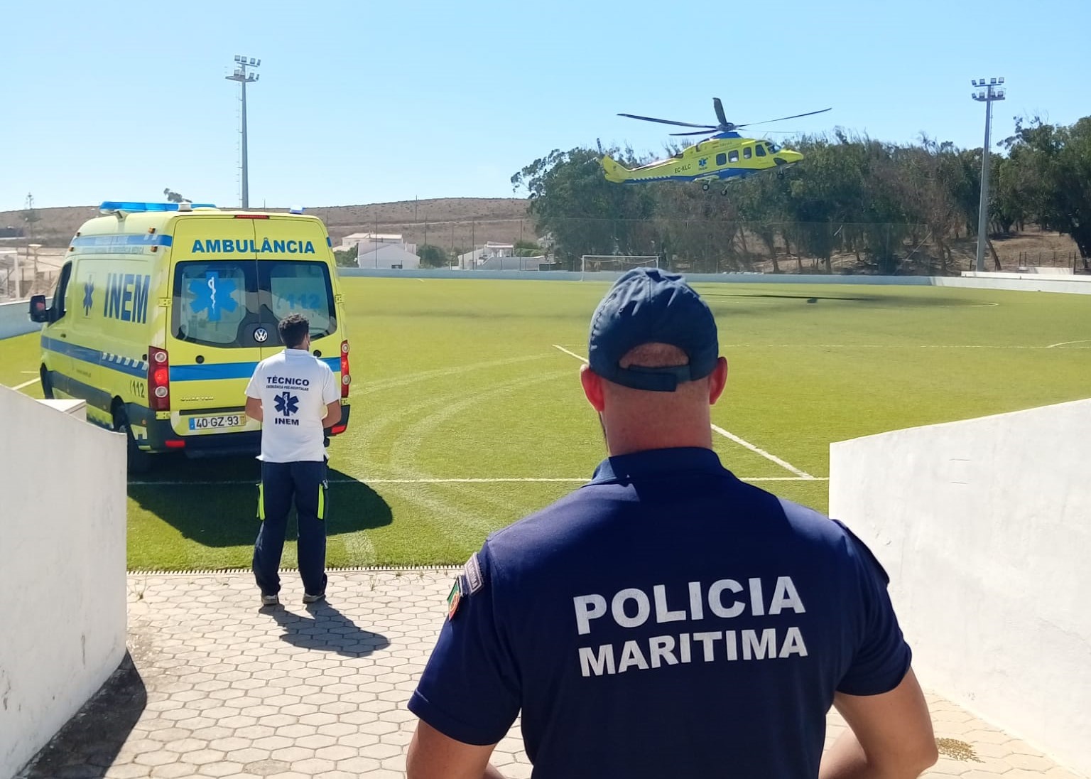 Sul Informação - Surfista ferido em queda na Praia do Tonel foi evacuado de helicóptero para o hospital