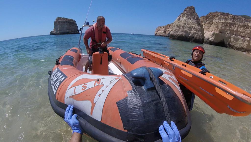 Sul Informação - Salva-vidas de Ferragudo resgata homem que se magoou a fazer skimming numa praia não vigiada