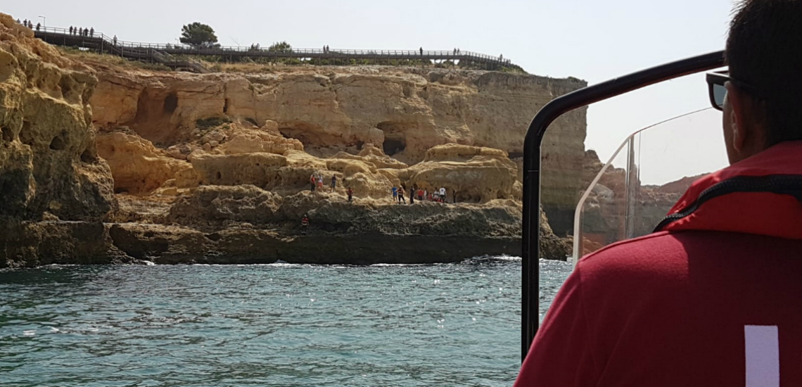 Sul Informação - Lagoa: Turista espanhol fica ferido após queda na zona do Algar Seco [com vídeo]