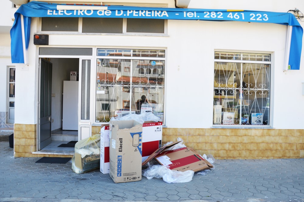 Sul Informação - Comerciantes queixam-se de falha nos serviços de recolha de resíduos recicláveis em Ferragudo