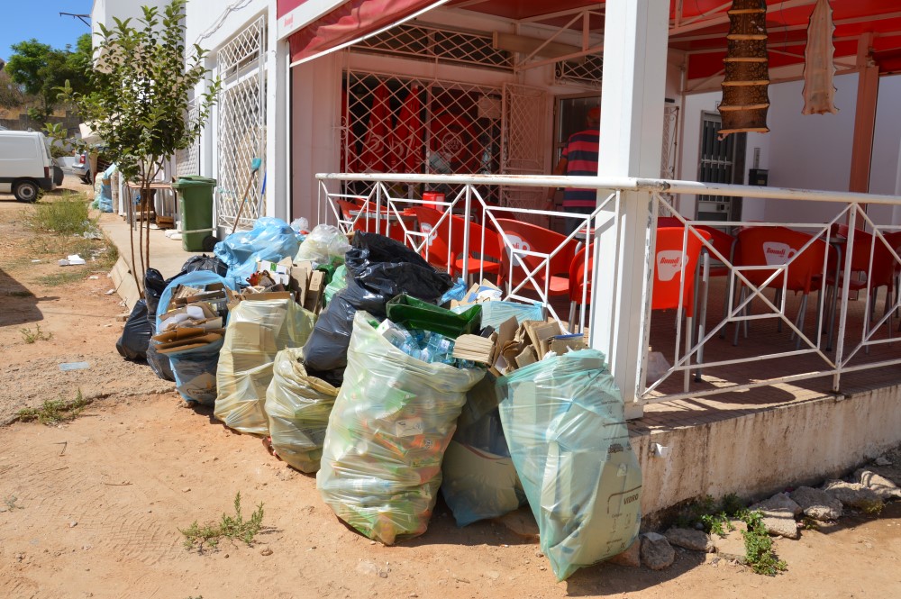 Sul Informação - Comerciantes queixam-se de falha nos serviços de recolha de resíduos recicláveis em Ferragudo