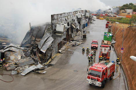 Sul Informação - Sete lojas destruídas pelo fogo no Retail de Portimão afetam 400 postos de trabalho (com fotos)