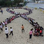 Sul Informação - Lagoa: Alunos do agrupamento Rio Arade fizeram laço humano contra o cancro