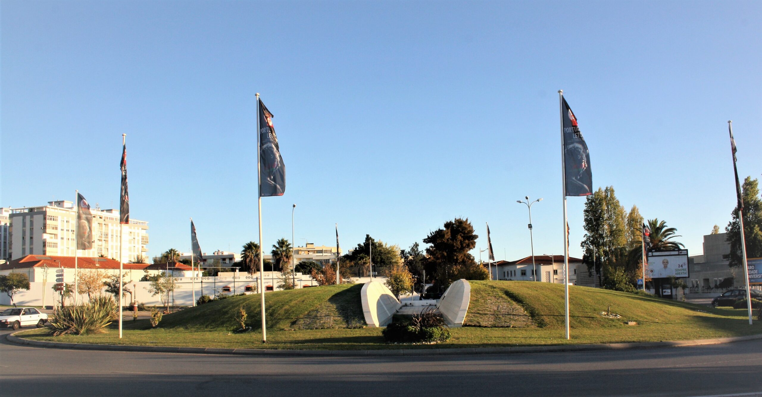 Sul Informação - Câmara de Faro arrasa rotunda da “Euro Vagina” e cria espaço ajardinado