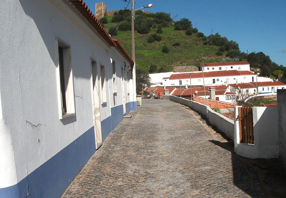 Sul Informação - Aljezur repavimenta rua da Encosta do Degoladouro no centro histórico da vila