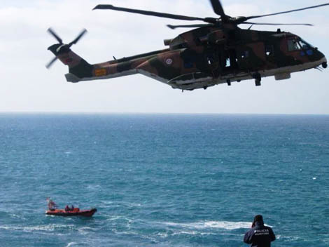 Sul Informação - Helicóptero da Força Aérea resgata pescador caído em falésia de Porto Covo