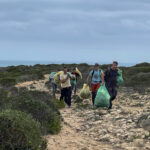 Sul Informação - Comunidade escaladora tirou 500 quilos de lixo de falésia em Sagres