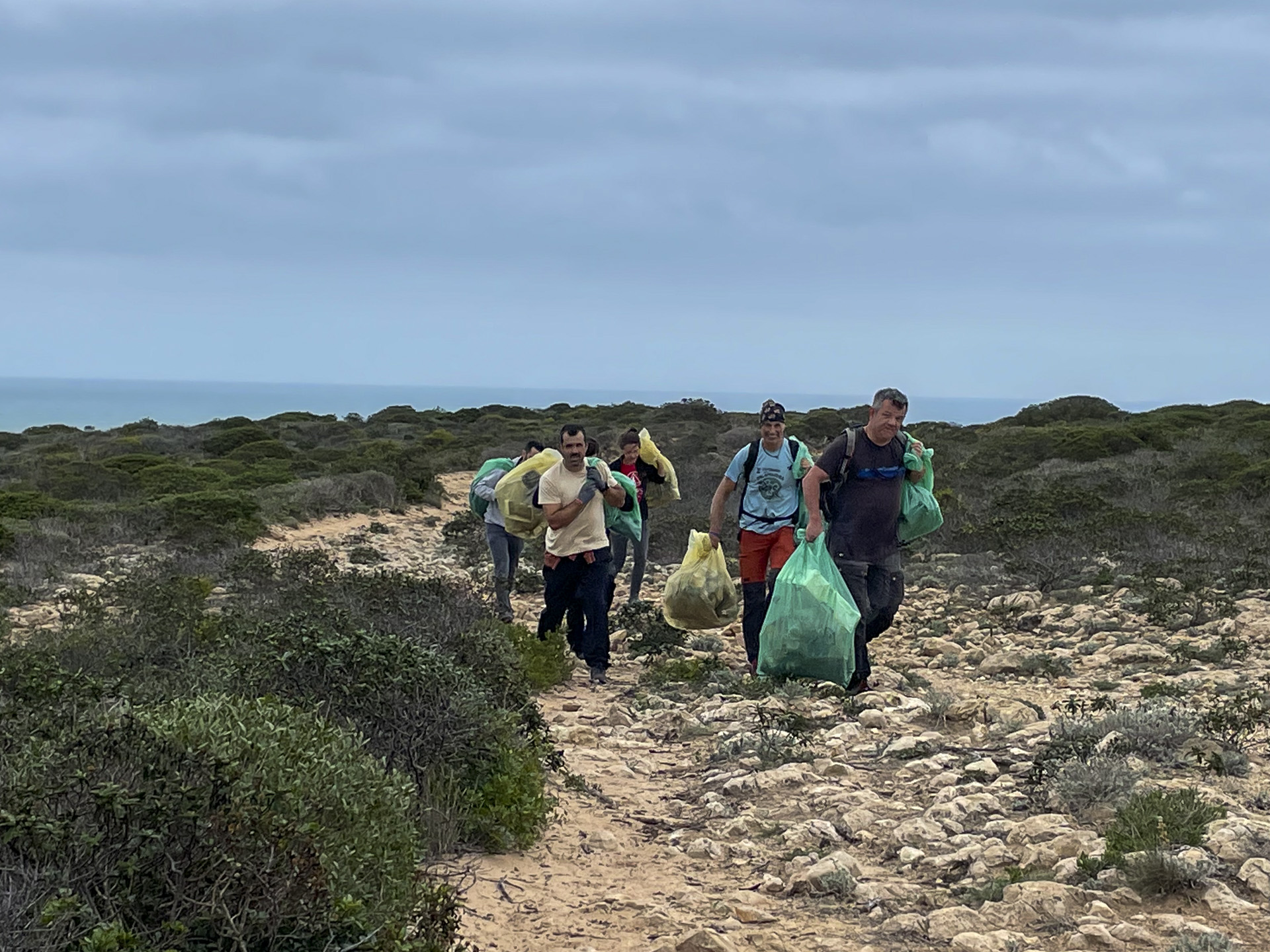 Sul Informação - Comunidade escaladora tirou 500 quilos de lixo de falésia em Sagres
