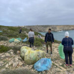 Sul Informação - Comunidade escaladora tirou 500 quilos de lixo de falésia em Sagres