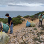 Sul Informação - Comunidade escaladora tirou 500 quilos de lixo de falésia em Sagres