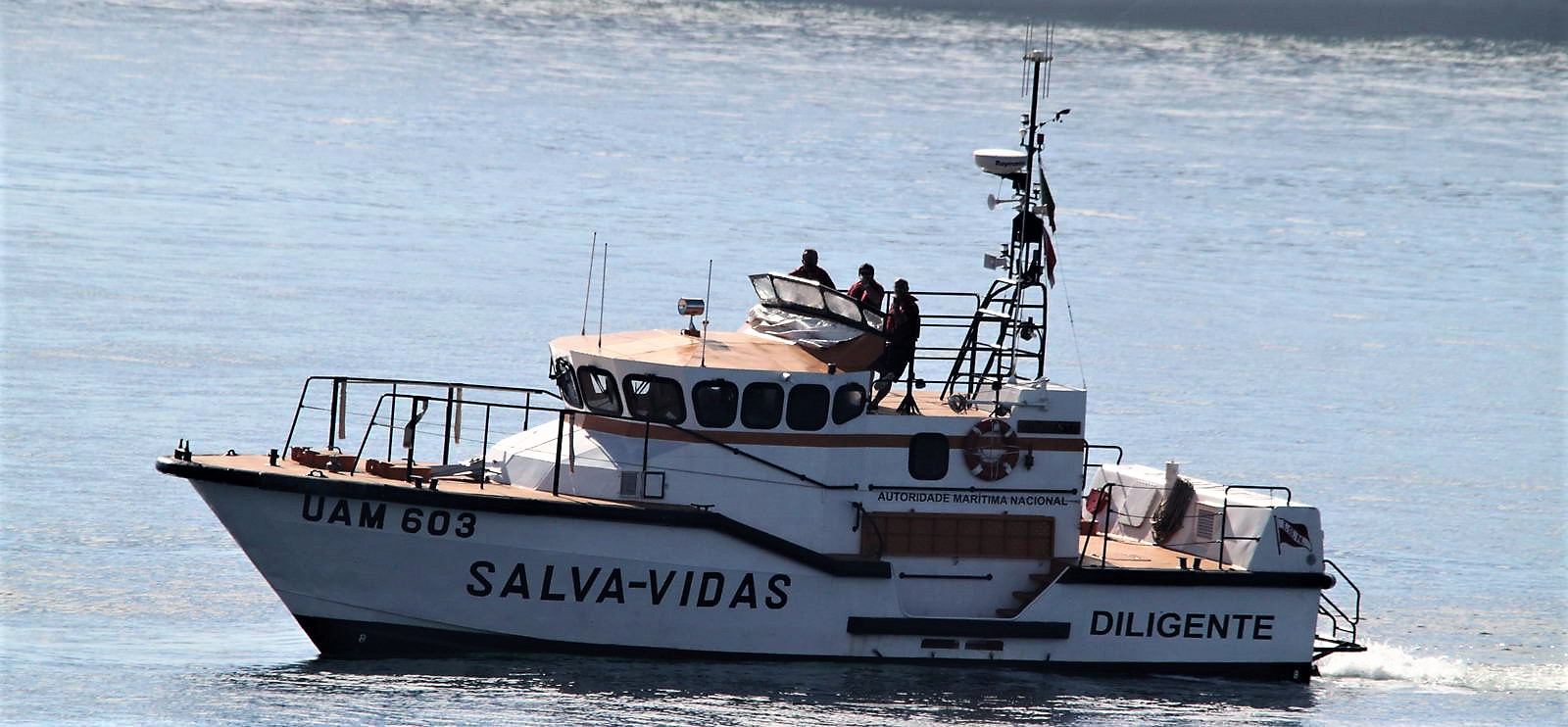Sul Informação - ISN resgata três tripulantes de barco que se virou a Sul da Carrapateira