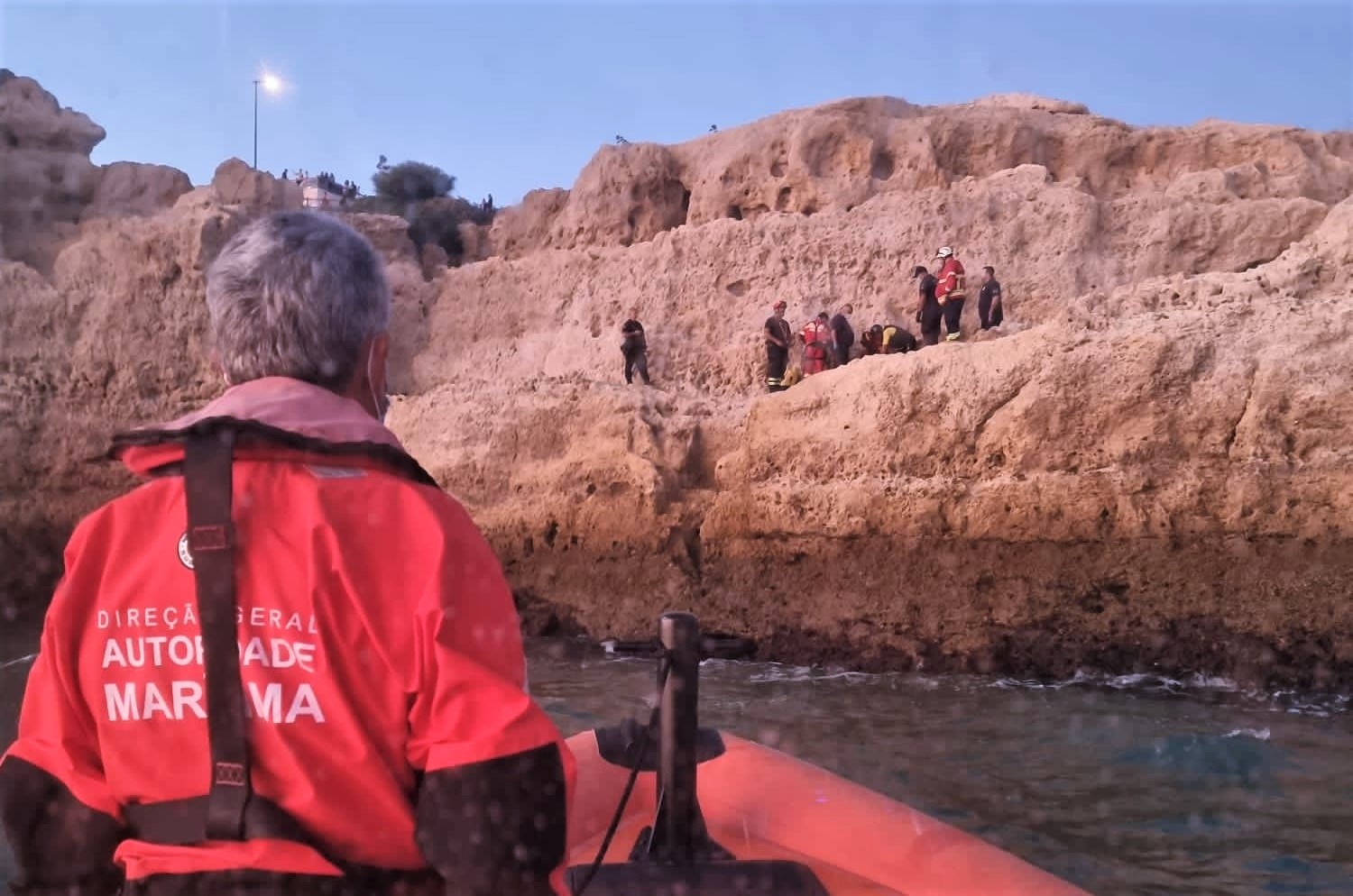 Sul Informação - Jovem alemão parte perna após queda em escarpa no Algar Seco (Carvoeiro)