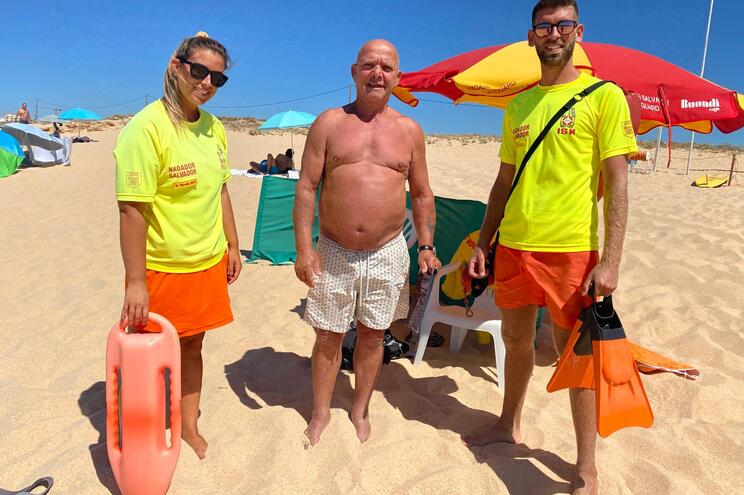 Sul Informação - Resgate de homem de 71 anos termina com salva de palmas na praia de Armação de Pêra